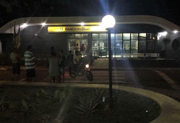 Bando sequestra motorista de ônibus na BR-343 e explode BB de Angical