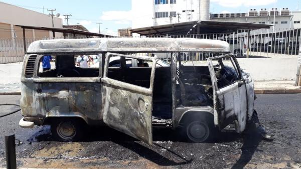 Kombi pega fogo e fica totalmente destruído no Centro de Teresina