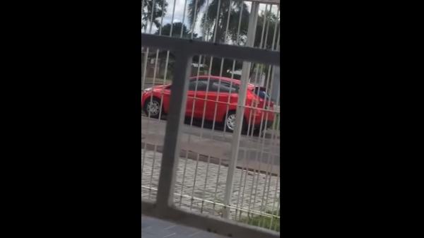 Mãe é flagrada ‘abandonando’ filha na rua